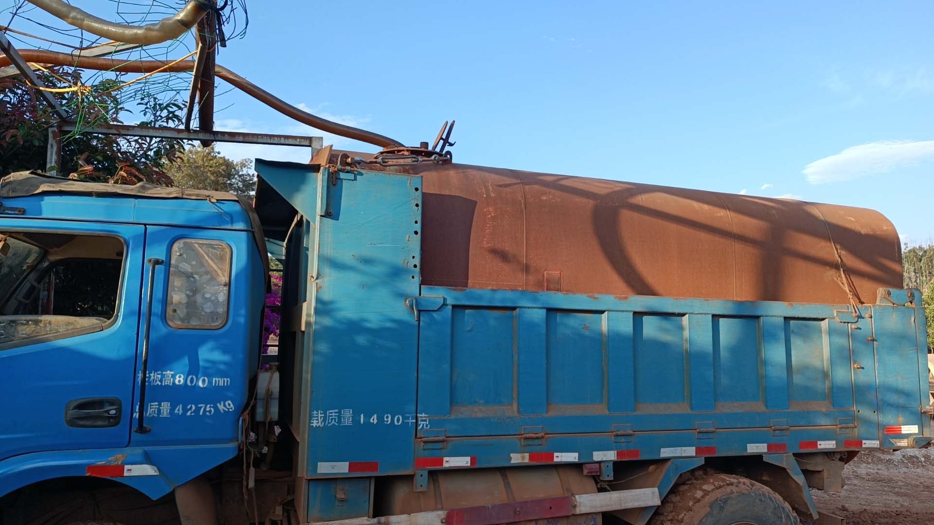 極亞智能自助加水機在山泉售賣場景的應用，藍色運水車加水作業