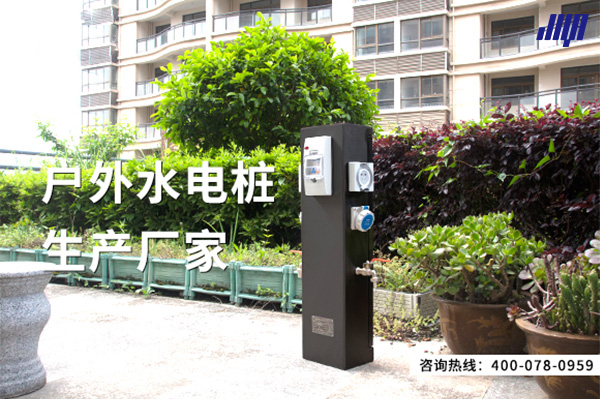 極亞智能戶外水電樁實拍，營地場景實拍，采用耐水耐腐蝕材質(zhì)，支持掃碼自助使用，為房車營地提供穩(wěn)定水電補給